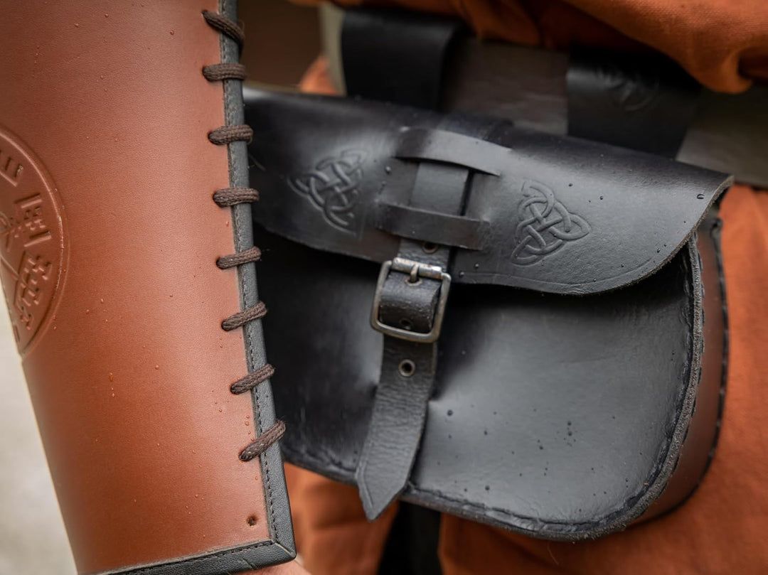 Leonardo Carbone® Unisex Tasche Wikinger Gürteltasche Alba | Geprägte Klappe | Robuste Gürtelschlauf