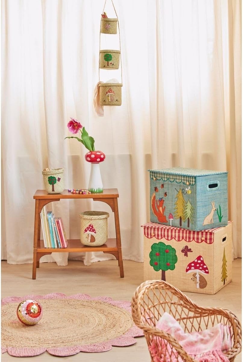 RICE Aufbewahrungskorb Happy Forest | Kinderzimmer-Korb mit Waldmotiv, Deckel & Griffen | Handgefert