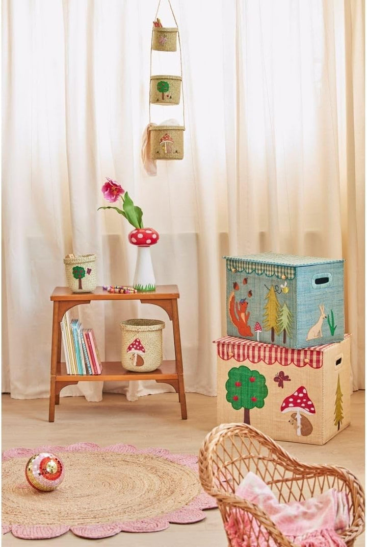 RICE Aufbewahrungskorb Happy Forest | Kinderzimmer-Korb mit Waldmotiv, Deckel & Griffen | Handgefert