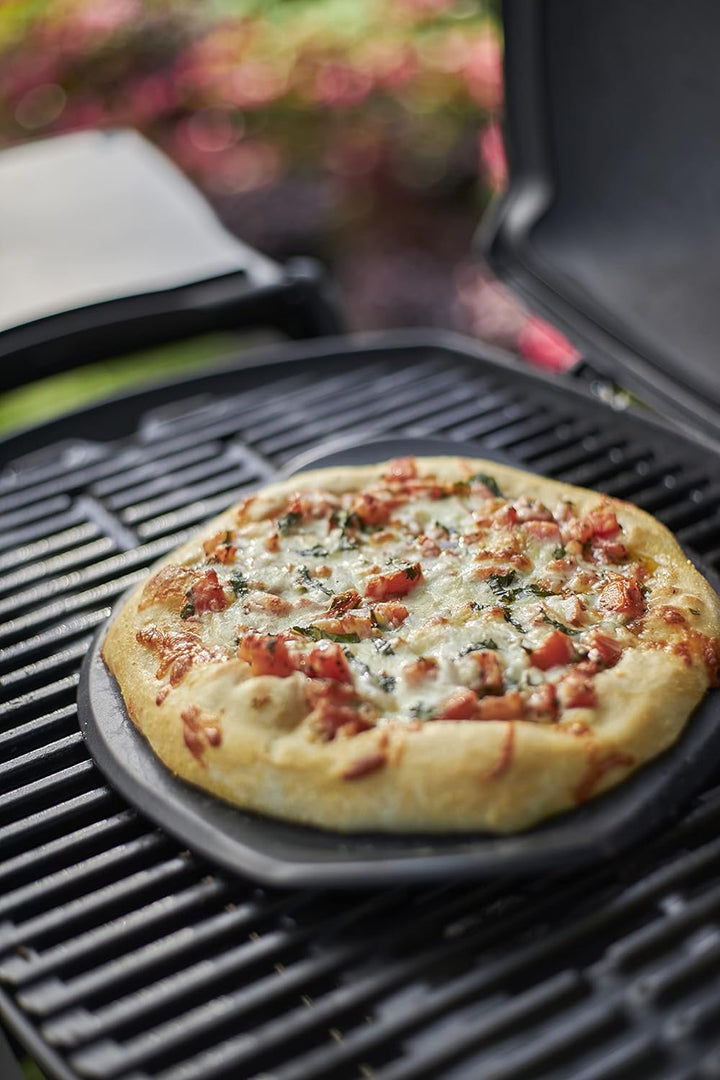 Weber Pizzastein 26 cm - speichert Hitze für knusprige Böden, für Pizza, Brot oder Flammkuchen – Bei