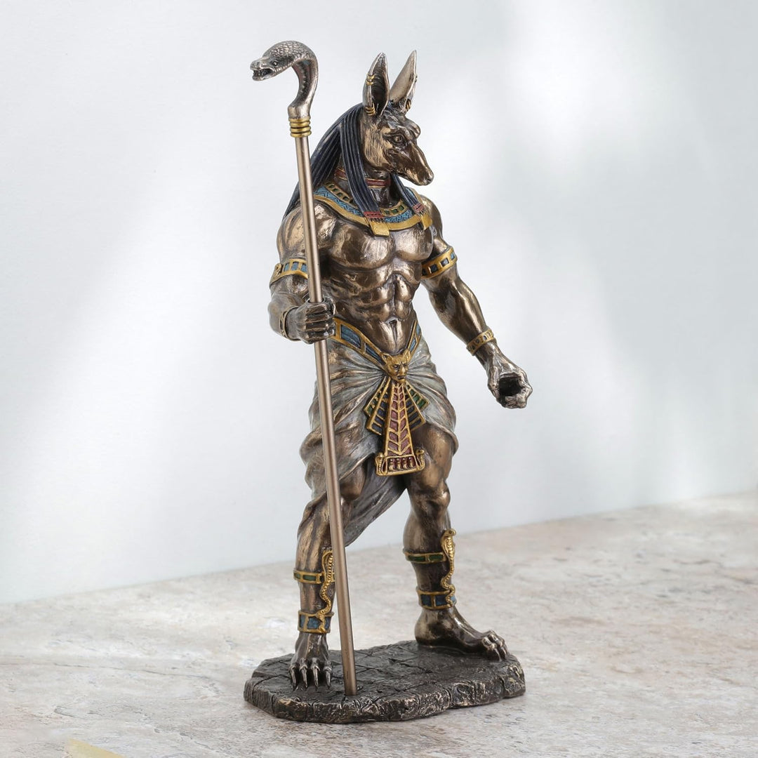 Veronese Design 26,7 cm hohe ägyptische Gott-Anubis mit Kobra-Kopf-Zepter-Statue