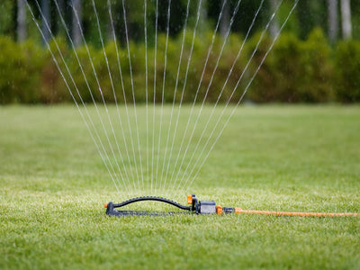 Fiskars Oszillierender Sprinkler L, Einfaches Einstellen der Reichweite, Wassersparend, Robuster Kun