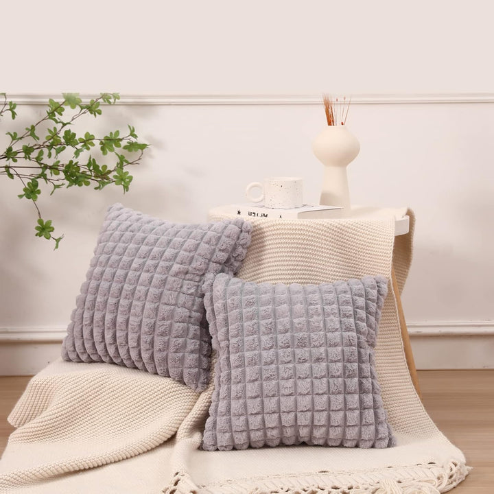 Mandioo 2er Set Super Soft Plüsch Faux Pelz Dekokissen Kissenbezüge 50x50 cm Hellgrau, Plaid Textur