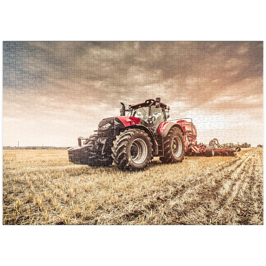 Moderner roter Traktor bei der Einsaat - Premium 1000 Teile Puzzle - MyPuzzle Sonderkollektion von P