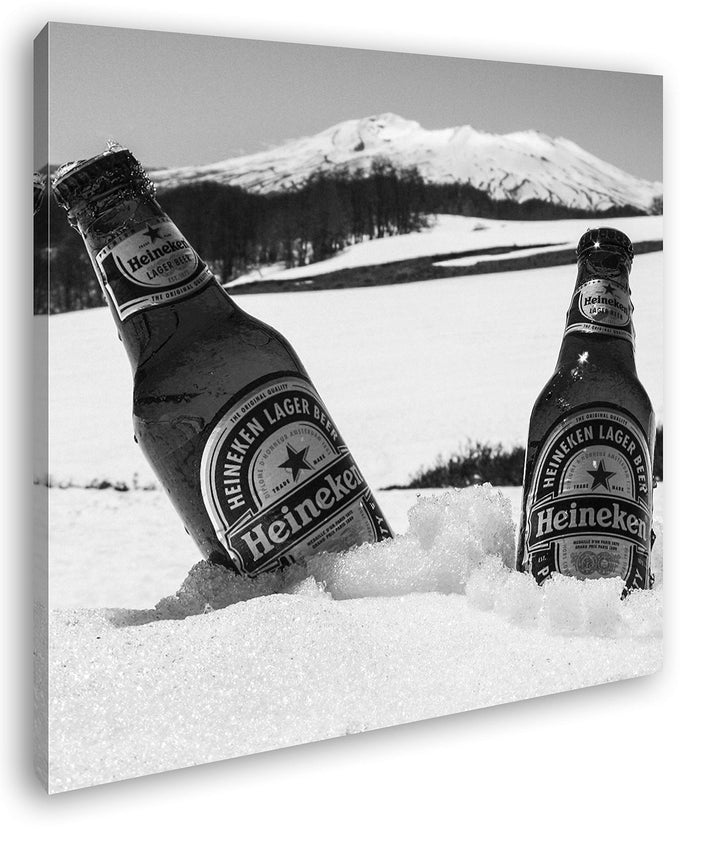 deyoli Zwei eiskalte Biere im Schnee Format: 60x60 Effekt: Schwarz&Weiss als Leinwandbild, Motiv auf