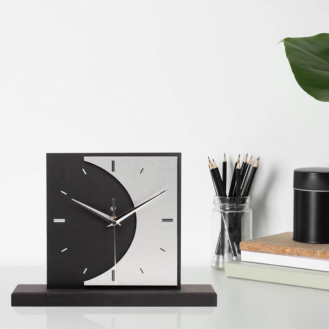 Kreative Feder Standuhr „Silvermoon“ aus Holz – Schwarze Tisch-Uhr ohne Ticken (leises Quarzuhrwerk)