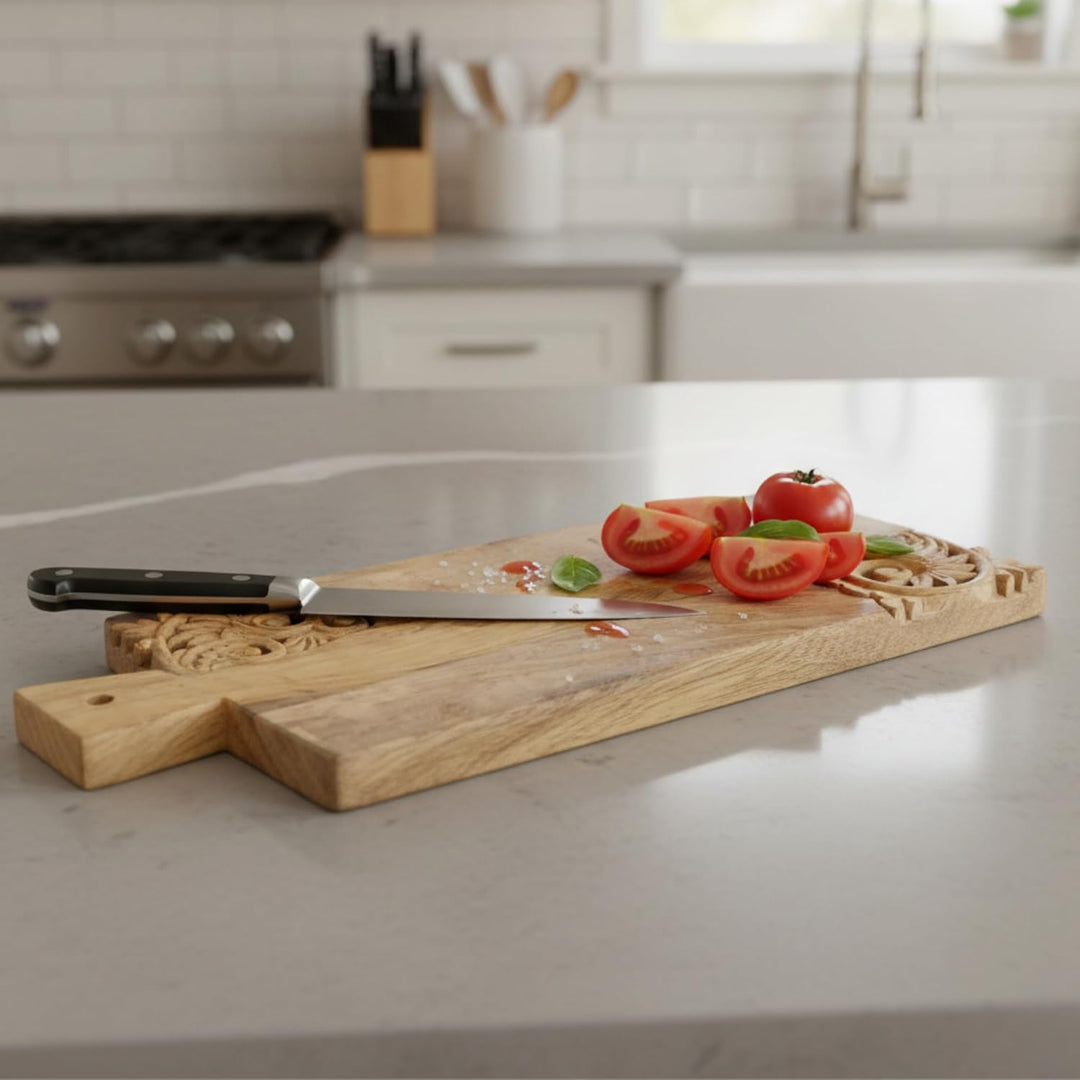 Holz Schneidebrett – Servierbrett aus Massivholz, Naturholz mit Schnitzdesign, 39 x 17 x 2 cm