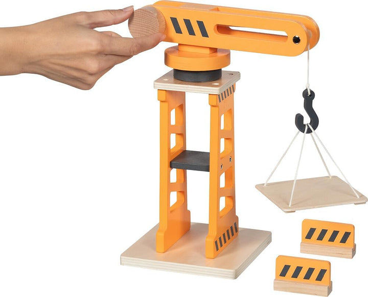 goki 55824 – Drehkran mit Zwei Absperrbarken und Ladeplattform, beweglicher Spielzeug-Baukran aus Ho