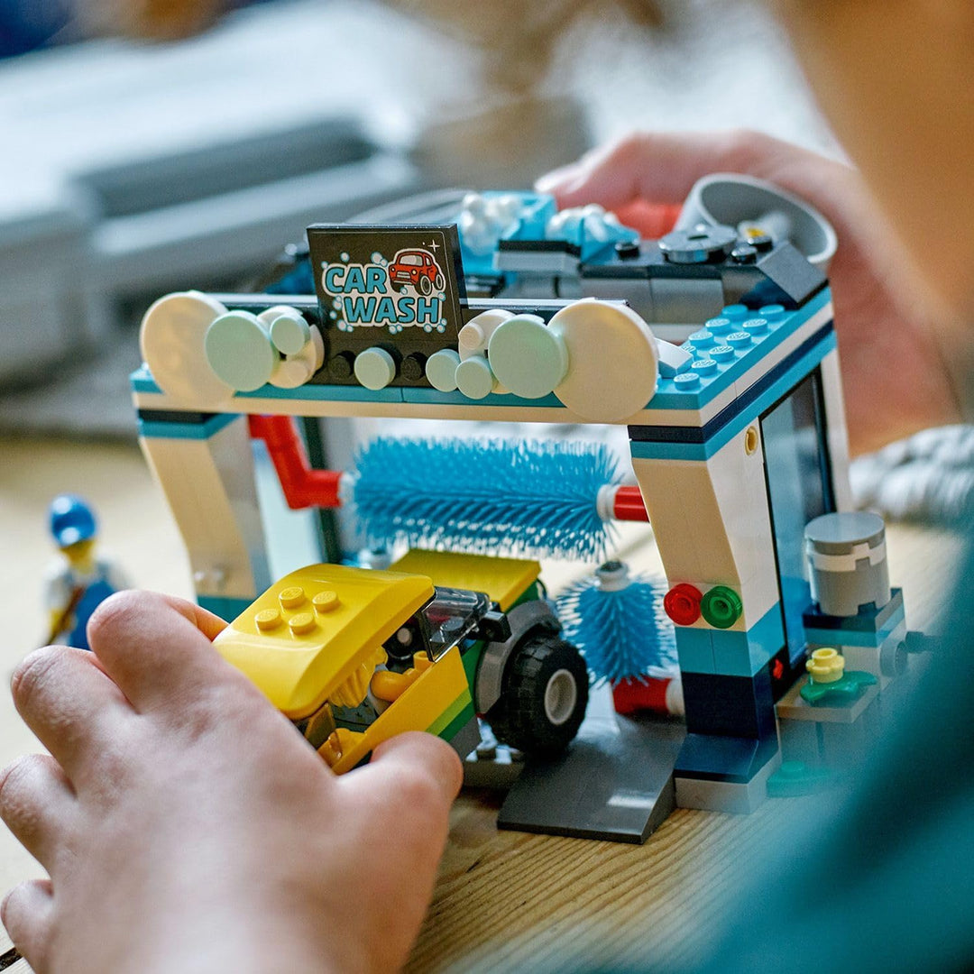LEGO City Car Wash 60362 Bauspielzeug-Set, lustige Geschenkidee für Kinder ab 6 Jahren, mit drehbare