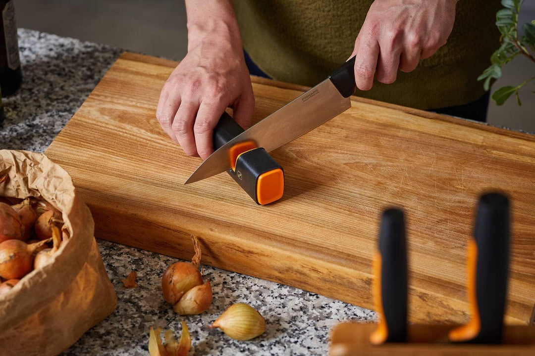 Fiskars Messerschärfer für scharfe Messerklingen aus Stahl, Keramikschleifstein, Edge, Roll-Sharp, S