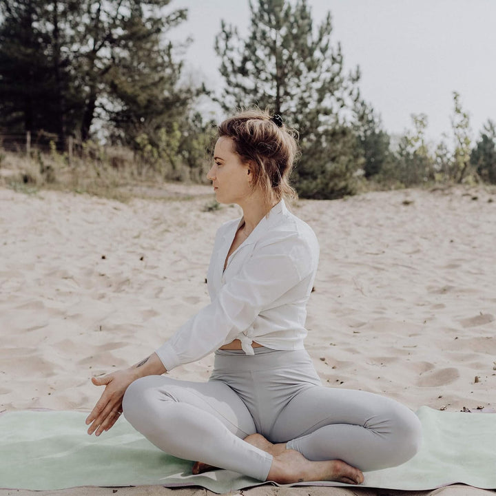 FLXBL Reise Yogamatte und Auflage – Dünn, Leicht, Faltbar und Waschbar Sage, Sage