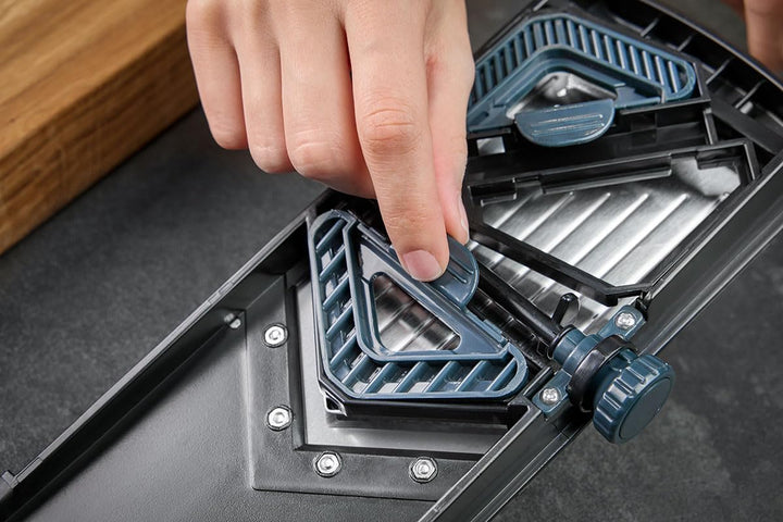 GEFU V-Hobel Julienne COLLECT | 5 Schnittstärken, 2 Klingen für 3–6mm Streifen | Mit Auffangbehälter