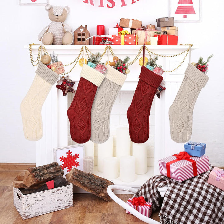 Set mit 5 Zopfstrick-Weihnachtsstrümpfen – elegantes Rot, Grün und Creme-Sortiment – gemütliche und