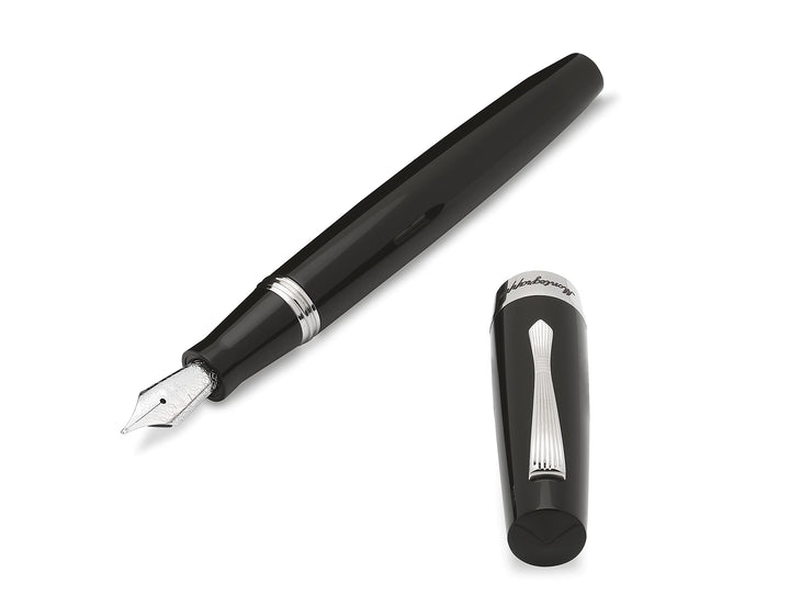 Montegrappa Elmo 02 Jet Black Füllfederhalter in der Farbe schwarz, aus Edelharz und Edelstahl herge