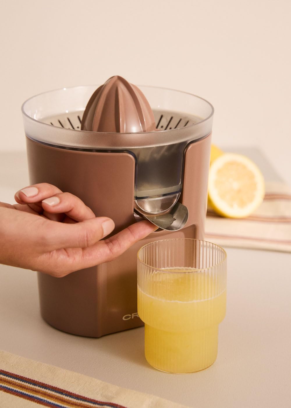 CREATE/JUICER STUDIO/Elektrische Zitruspresse in Mokka/Spritzfrei, 230ml Behälter, Fruchtfleischfilt