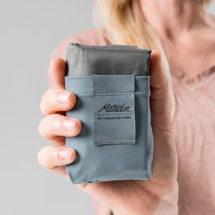 MATADOR Pocket Blanket 4,0 - Blau (Sitzplätze 2-4); Ultraleicht Picknickdecke mit Pflöcken; Faltbare