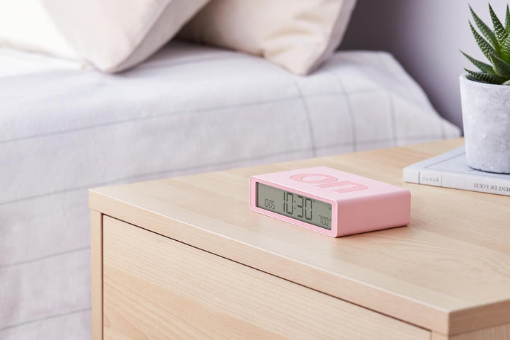 Lexon Flip Classic Digitaler Wecker mit umkehrbaren EIN/Aus-Seiten, wiederaufladbare Nachttischuhr m