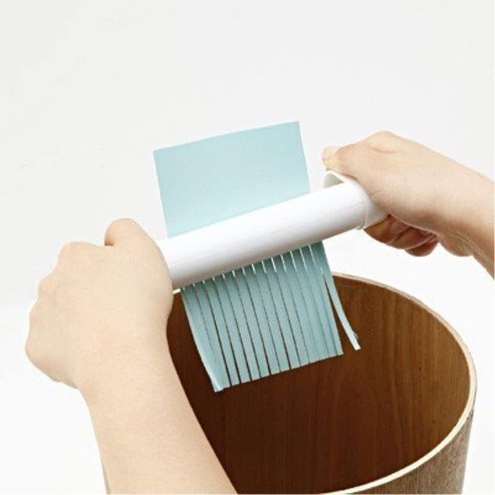 MUJI Grösse des praktischen Aktenvernichters: 7,2 x 2,0 x 1,2 cm (B x L x H).