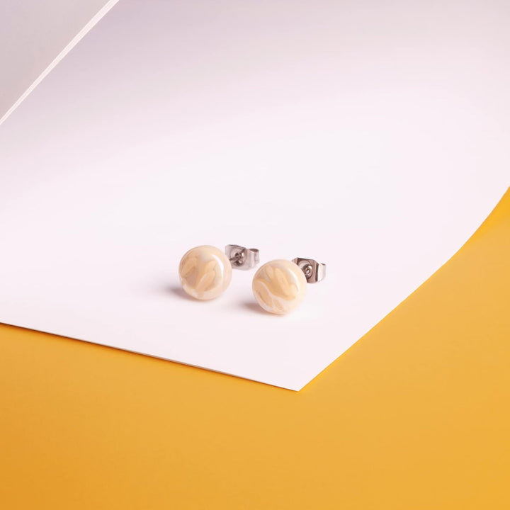 Runde Ohrstecker apricot mit Stein in Perlmuttoptik • Bunte Ohrringe für Damen • Nachhaltiger Modesc