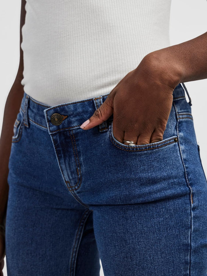 PIECES Damen Pcpeggy Lw Flared Mb Jeans Noos Bc M / 30L Medium Blue Denim, M / 30L Medium Blue Denim