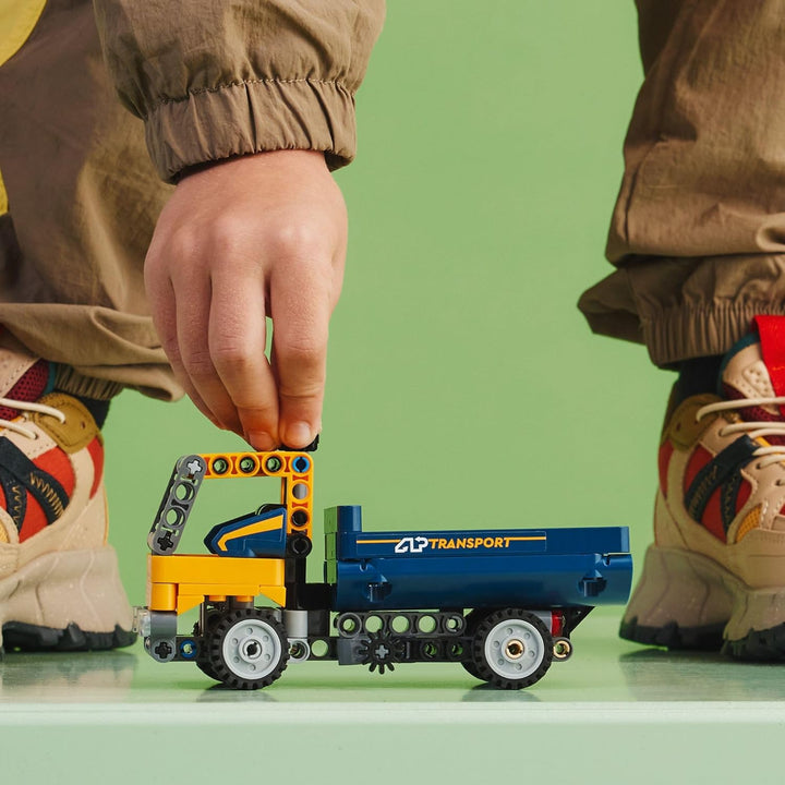 LEGO Technic Dump Truck 42147, 2in1 Spielzeugset, Baufahrzeugmodell zum Bagger, Ingenieurspielzeug,