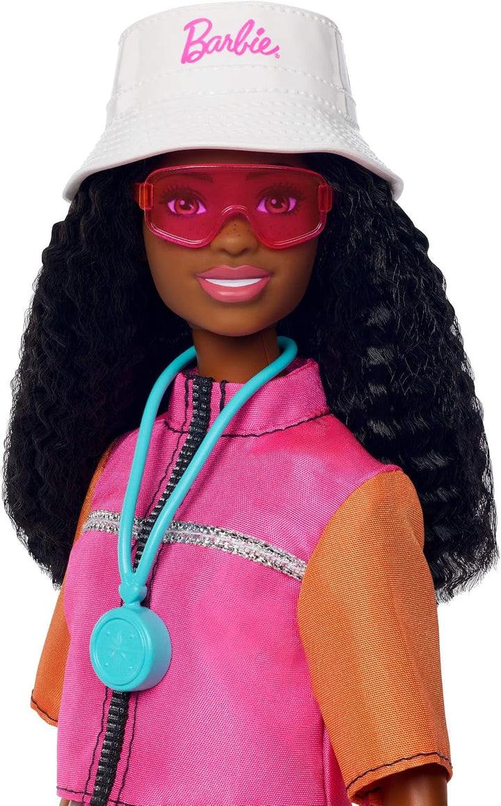 Barbie Outdoor-Abenteuer Modepuppe Brooklyn“ im Abenteueroutfit mit mehr als 10 Zubehörteilen zum Th