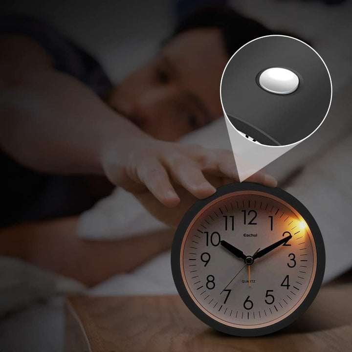 Eachui Wecker Analog Ohne Ticken mit Schlummerfunktion, Nachtlicht, Batteriebetrieben, Geräuschlos,
