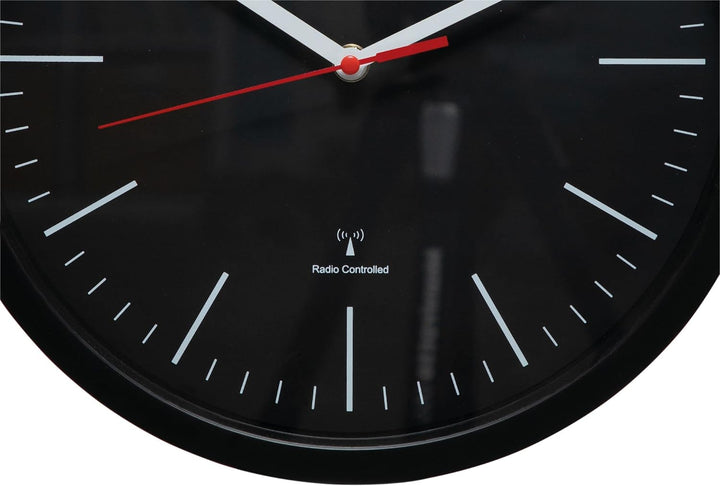 Maul Wanduhr MAULjump Ø 30,5 cm | stilvolle Funkuhr mit Mineralglas | automatische Zeiteinstellung |