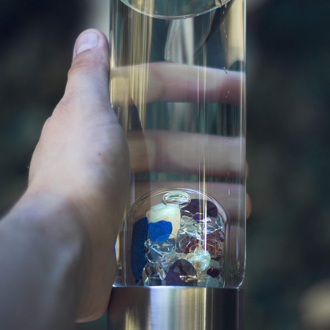 VitaJuwel ViA AYURVEDA - Wasserflasche mit Milchopal, Amethyst, Bergkristall, Lapislazuli, Granat, K