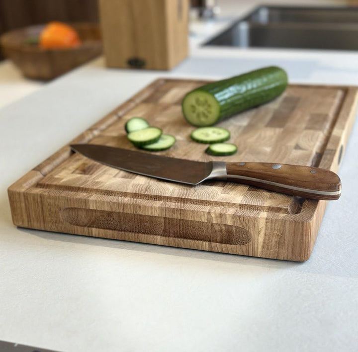 B4K® 45х30х4cm Küchenbrett aus Eiche Stirnholz | Antibakterielles Hirnholzbrett mit Griffen, Silikon