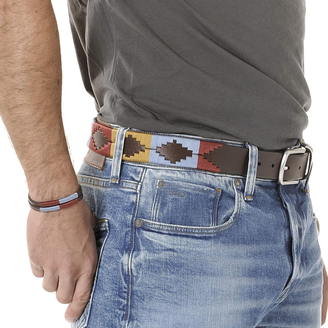 Argentinischer Ledergürtel mit passender Schnur und Lederarmband. Auf Leder gestickter Gürtel für Mä