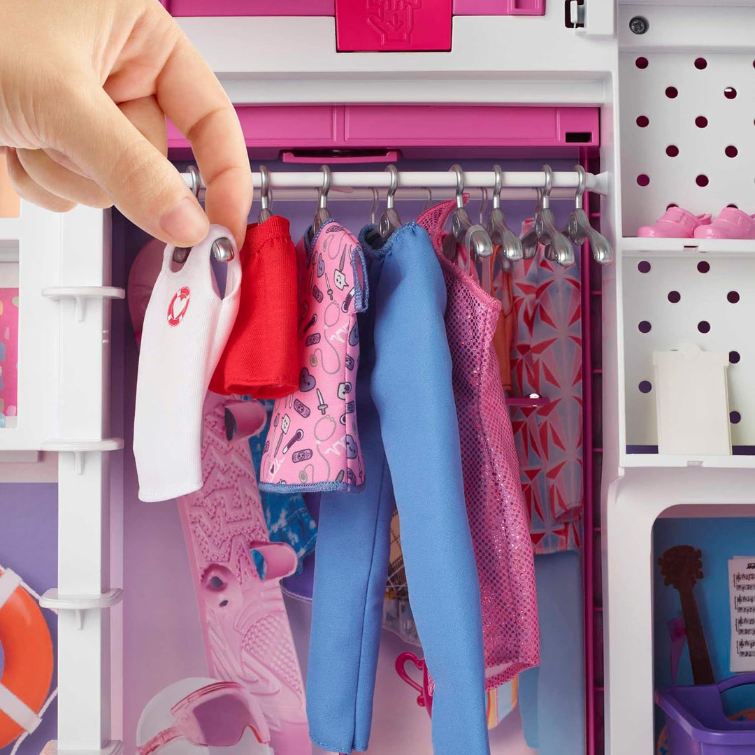 Barbie HGX57 - Traum-Kleiderschrank mit Puppe (blond), Kleidung und diversen Zubehör-Teilen für toll