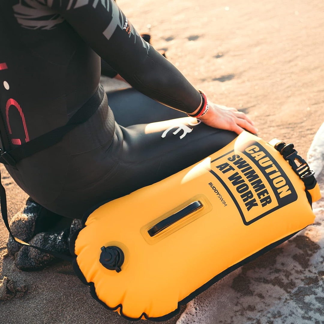 Buddyswim Set aus Freiwasser-Schwimmboje 28 Liter und Badekappe. Sicherheitsboje zum Schwimmen im of