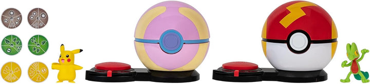Pokémon PKW3165 - Surprise Attack Game - Pikachu vs. Geckarbor, offizielles Spielset mit Figuren