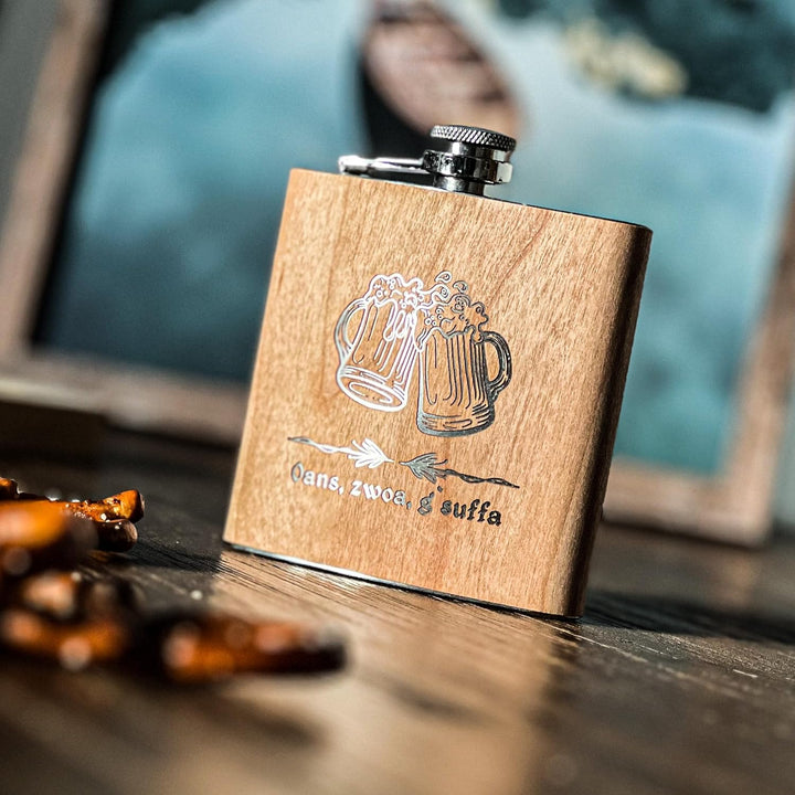 Spruchreif | Flachmann "Oans, zwoa, g’suffa" mit Bierkrug-Motiv | Gravierte Edelstahl-Hip Flask | 17