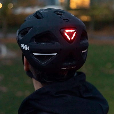 ABUS Stadthelm Urban-I 3.0 - Fahrradhelm mit Rücklicht, Schirm und Magnetverschluss - für Damen und