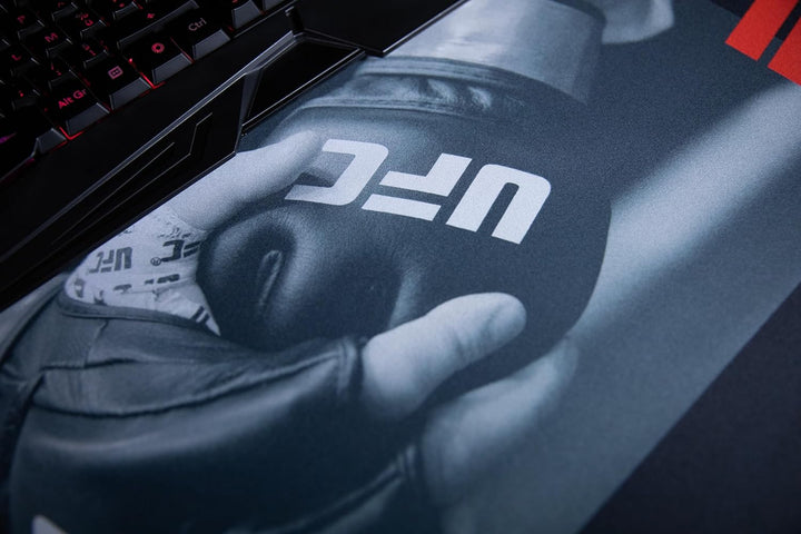 Konix UFC XXL-Gaming-Mauspad 90 x 46 cm - Rutschfeste Gummibasis - Schwarz und Rot UFC Schwarz und R