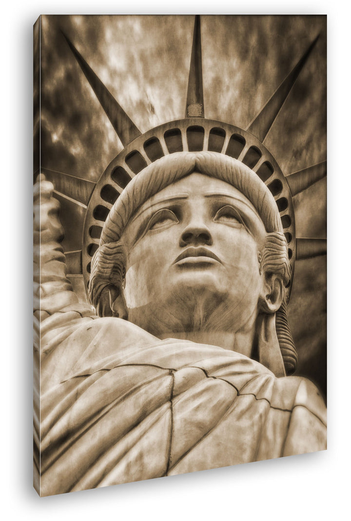 deyoli gigantische Freiheitsstatue Format: 80x60 Effekt: Sepia als Leinwandbild, Motiv fertig gerahm