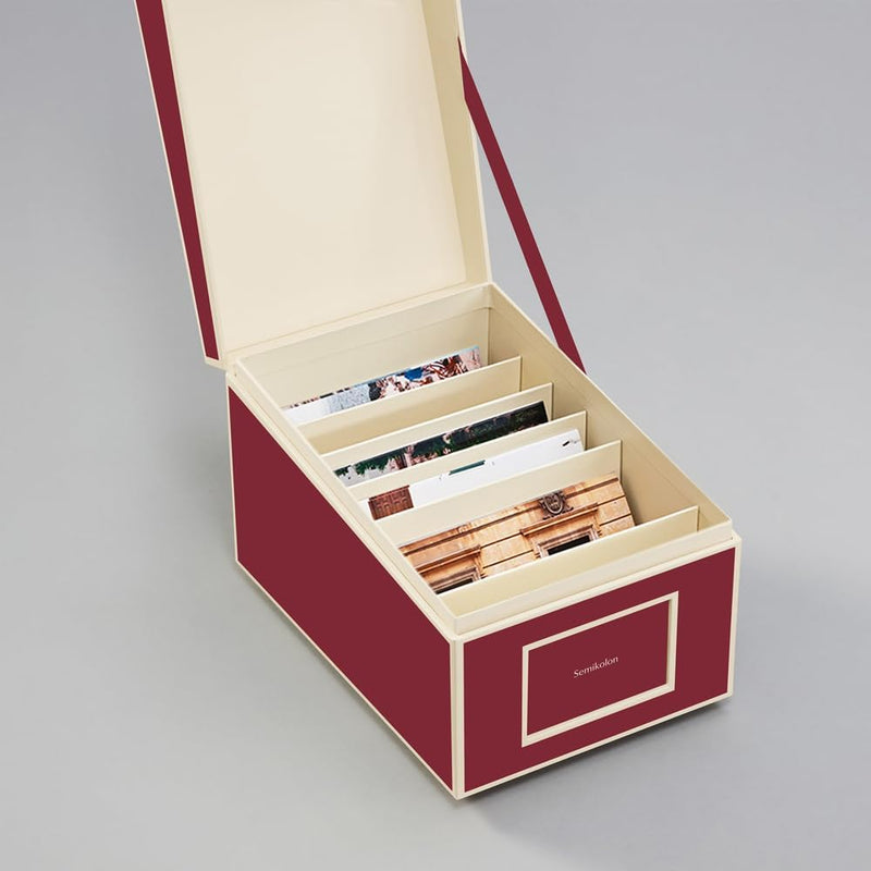 Semikolon 352544 CD- und Fotobox – 17,7 x 15,7 x 25,6 cm – für 10 x 15 cm Fotos – Cover burgundy dun