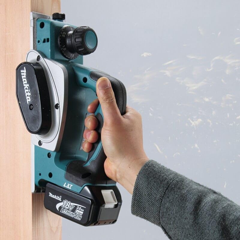 Makita Akku-Hobel 82mm 18 V im Makpac mit 2 Akkus 4,0 Ah + Ladegerät, im MAKPAC mit 2 Akkus 4,0 Ah +