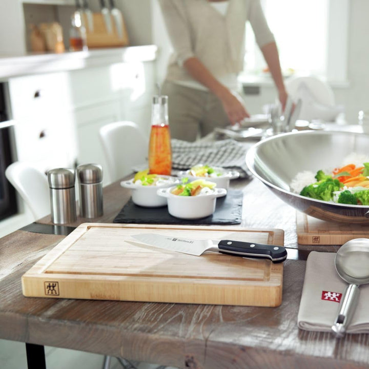 ZWILLING Schneidbrett aus massiven Bambusholz mit Saftrille, beidseitig nutzbar, gross, 42 x 31 cm 4