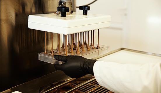 CHOCOLISSIMO Schokolade Geschenk - Pralinen Geschenk - 20 handgemachte Pralinen im Holzkästchen - We