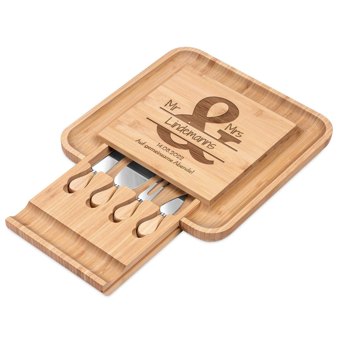 Maverton Käsebrett Servierplatte mit Gravur + 4er Käsemesser Set - aus Holz - 34x34cm - Geschenke fü