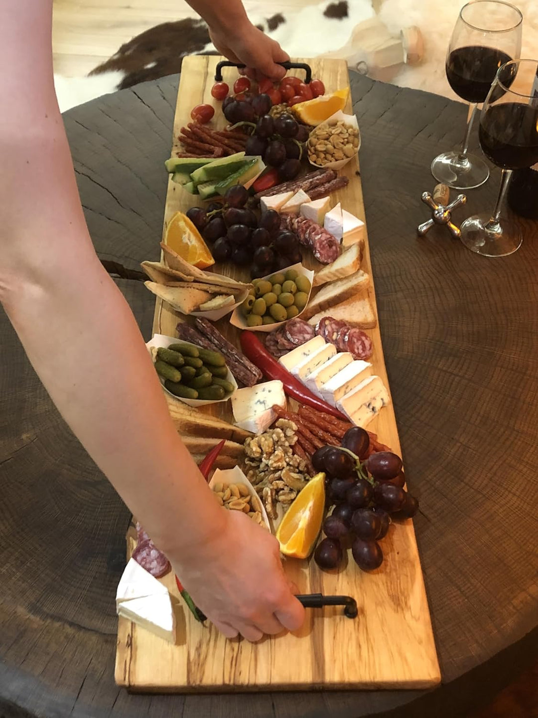 Weeco.Rustikales Holz-Servierbrett mit Griffen, 95 x 24 cm, Käsebrett für Antipasti und Snacks, Hand