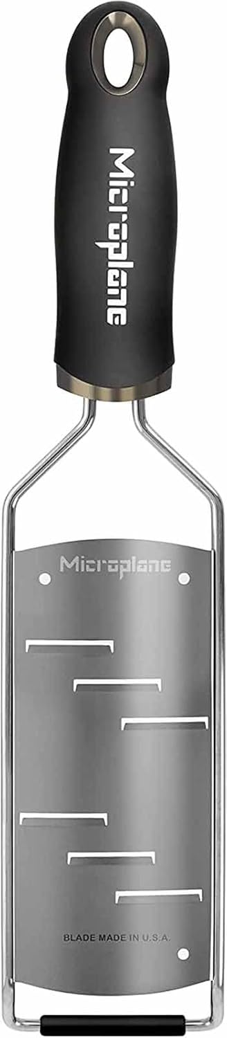 Microplane Grosse Raspel Küchenreibe für Hartkäse, Schokolade und Trüffel in Schwarz mit Edelstahlkl