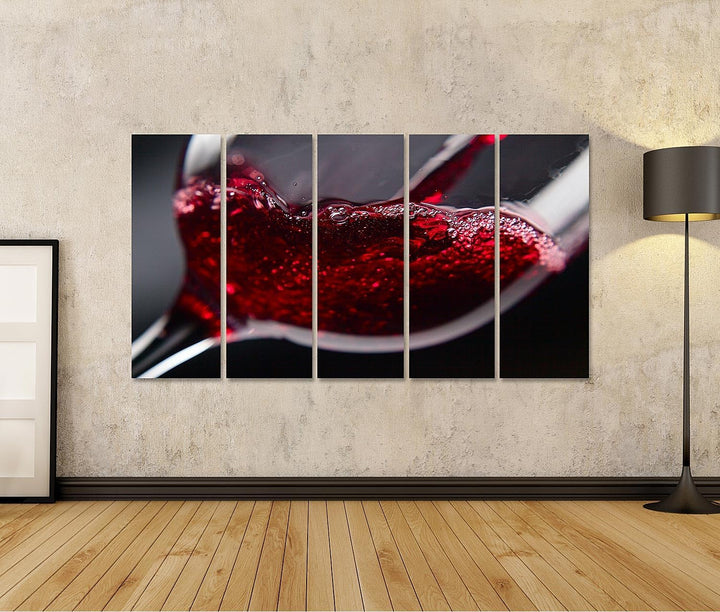 islandburner Bild auf Leinwand Rotwein In Weinglas Vor Schwarzem Hintergrund Bilder Wandbilder Poste