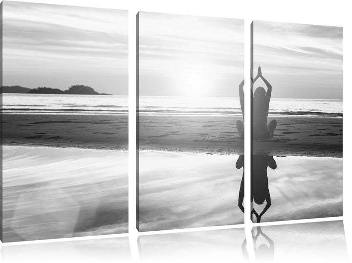 Pixxprint Frau in Einer Yogapose am Strand / 3-Teilig/Gesamtmass 120cm Leinwandbild bespannt auf Hol