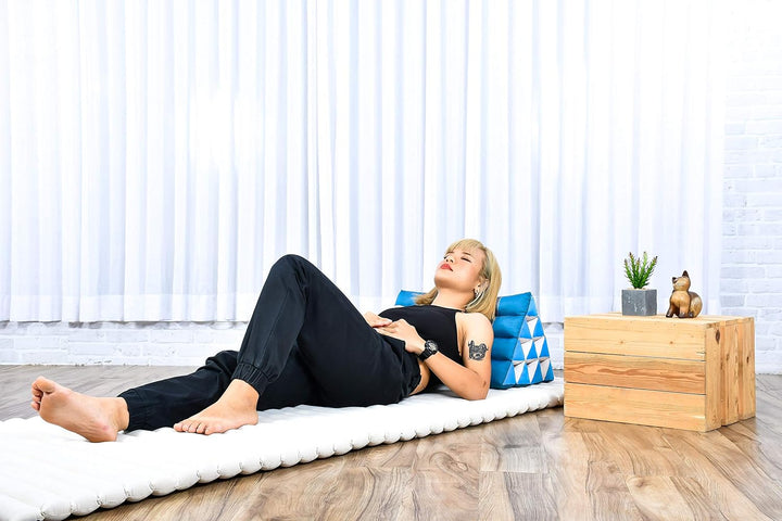 Leewadee Thai Dreieckskissen 50 x 33 x 33 cm - Feste Kapok Rückenstütze für Lesen, Bett, Sofa & Bode