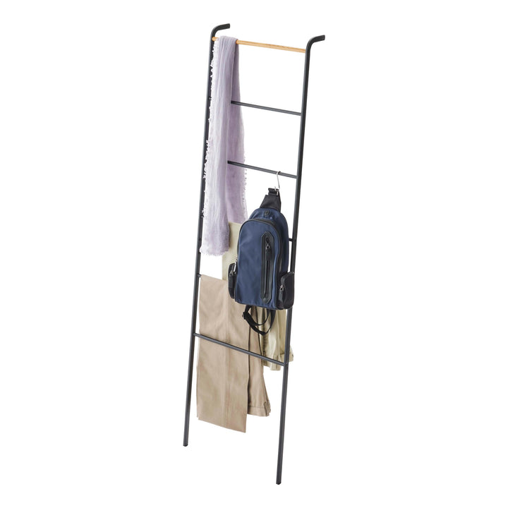 Yamazaki 2813 TOWER Lehnende Kleiderleiter, Schwarz, Stahl/Holz, Minimalistisch, 45 x 24 x 160 cm Sc