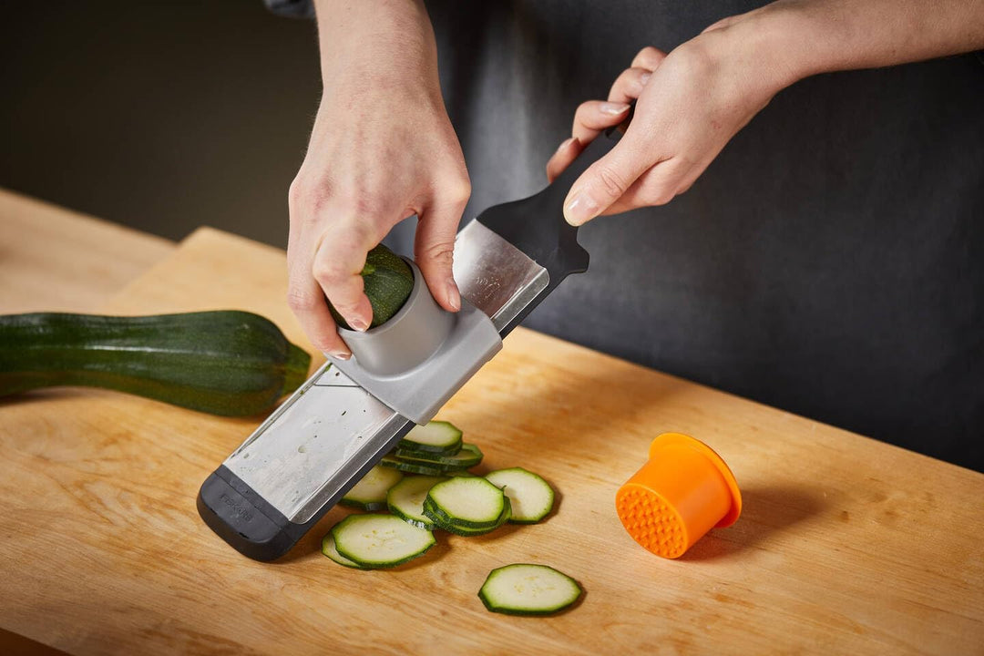 Fiskars Gemüsehobel, Masse: 32 x 8 cm, Metall/Kunststoff, Functional Form, 1014416, Schwarz, Gemüseh